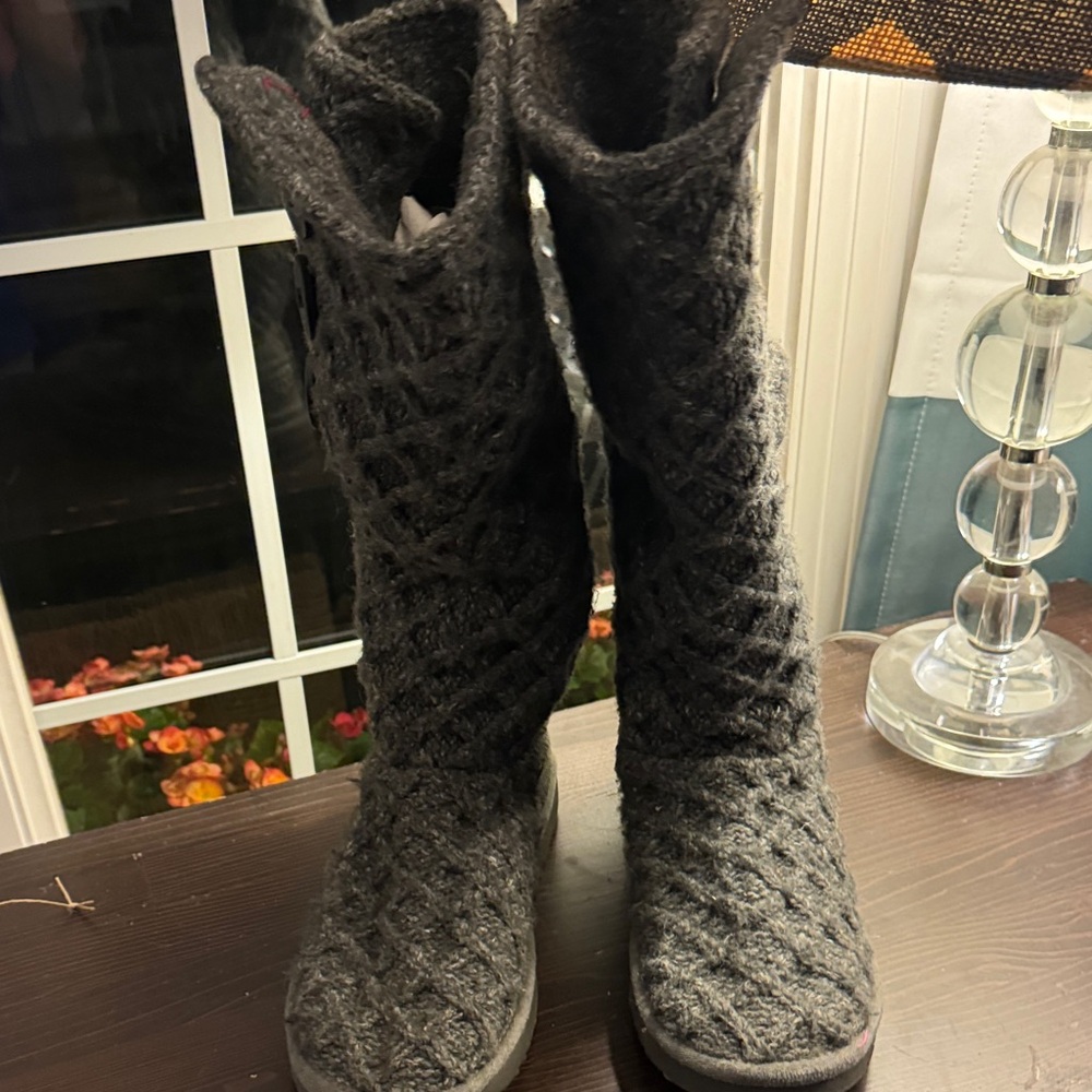 UGG Charcoal Cable Knit Boots‎ women’s size 7 EUC Uggs